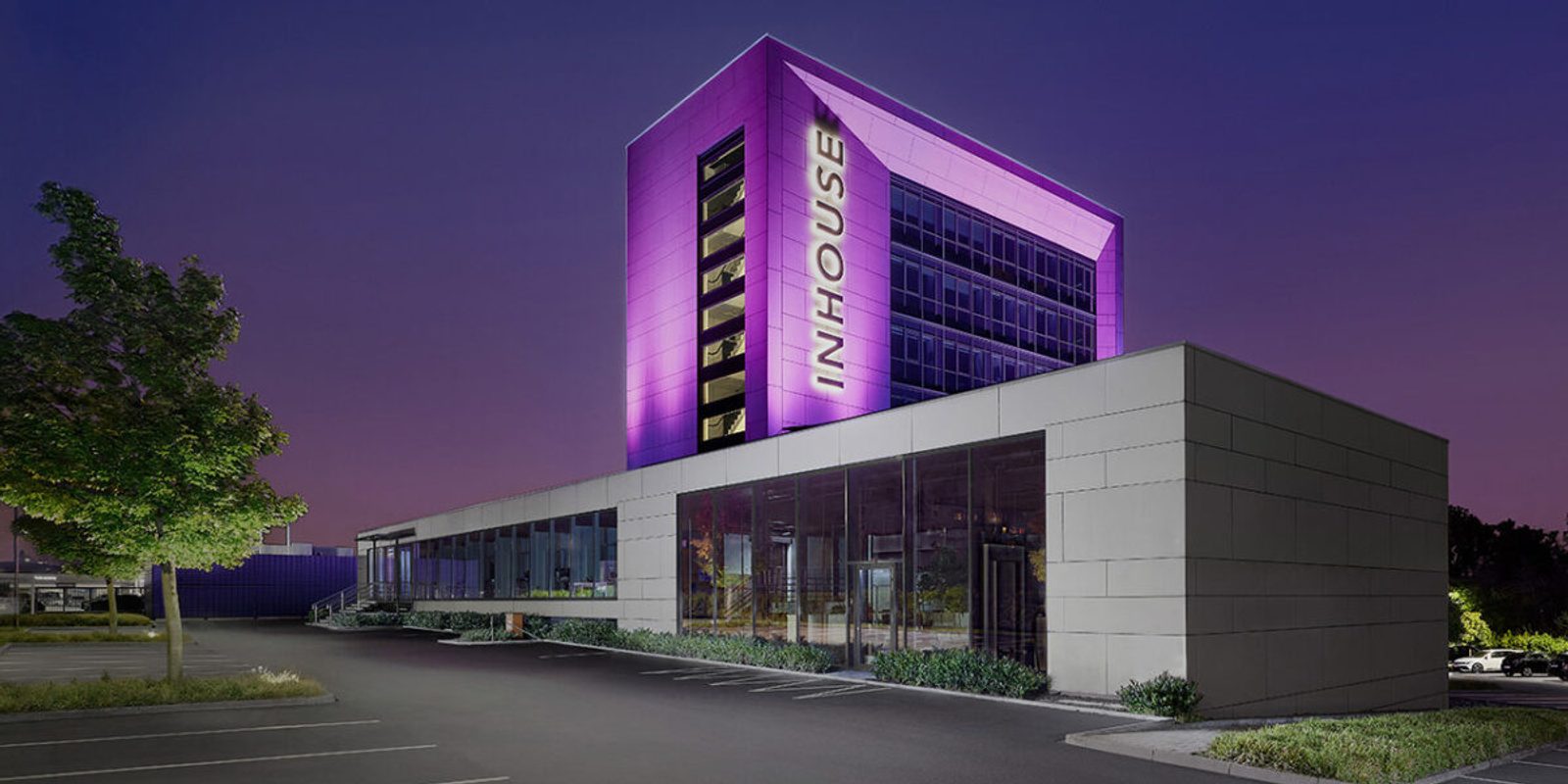 Verwaltung der PURPLERHINO REAL ESTATE GmbH, Rosemeyerstr. 14 in Dortmund, abends violett angestrahlt